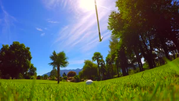 Güneşli Bir Günde Golf Topuna Vuran Bir Golfçünün Düşük Açılı — Stok video