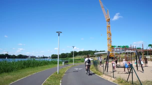 Percorso Ciclabile Sentiero Accanto Parco Giochi Con Una Gru Alta — Video Stock