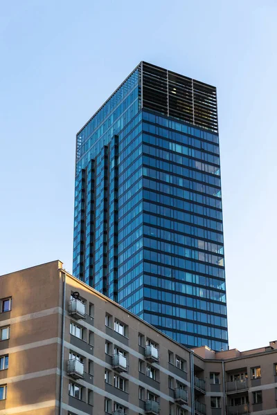 ワルシャワ ポーランド 6月22 2021 コスモポリタン 市内中心部のアパートの建物 現代の超高層ビルと典型的な社会主義建築との対比 — ストック写真