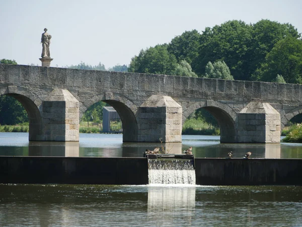 Une Belle Vue Sur Pont Sur Rivière Les Maisons Arrière — Photo