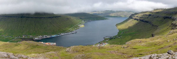 Uma Vista Panorâmica Lago Montanhas Nas Ilhas Faroé Envolto Nuvens — Fotografia de Stock