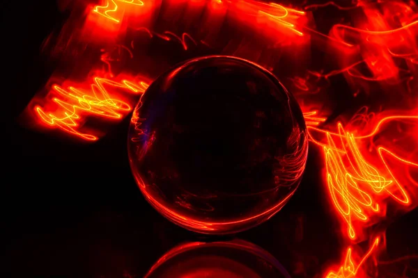 Tiro Exposição Longa Uma Bola Cristal Sob Luzes Laranja Vermelha — Fotografia de Stock