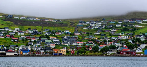 法罗群岛五彩斑斓的住宅和蓝色的湖景 — 图库照片