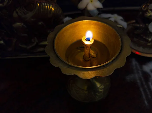 暗い部屋のテーブルの上の金属鍋で燃焼キャンドルの閉鎖 — ストック写真