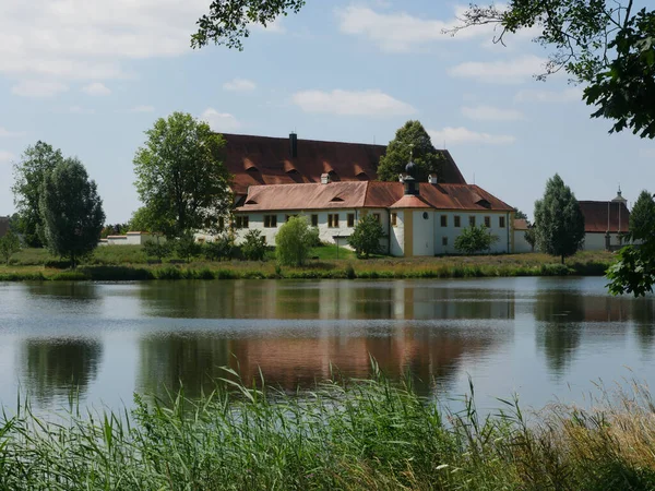 Piękny Widok Rzekę Otoczony Domami Polami Słoneczny Dzień — Zdjęcie stockowe