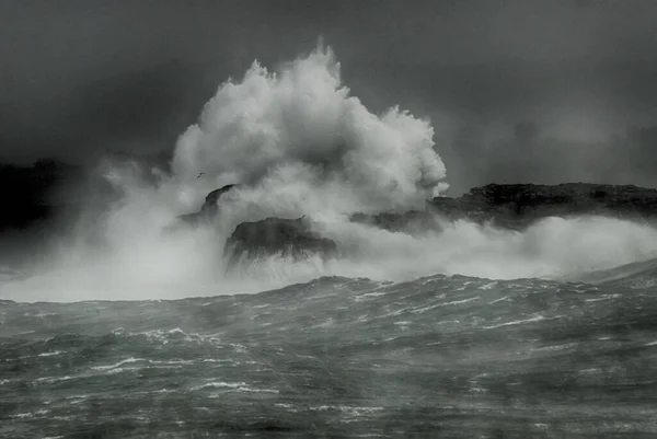 Ondas Gigantes Com Força Mar Saltando Ilha Farol — Fotografia de Stock