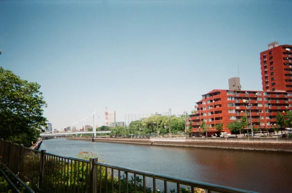 Amplo Canal Uma Área Urbana Japão Sob Céu Azul Claro — Fotografia de Stock