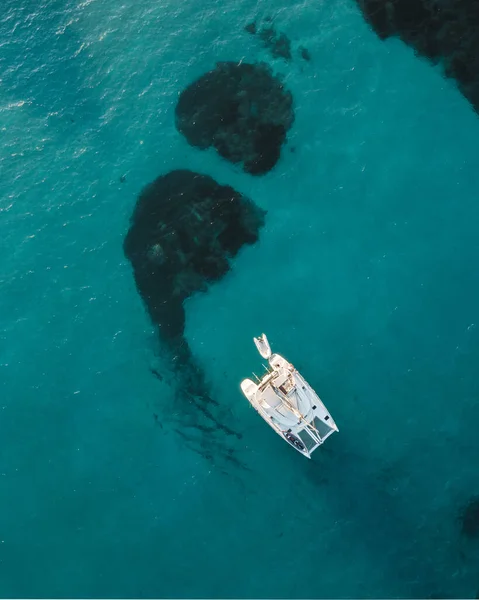 Sardinia Italië Jul 2019 Zeilboot Blauw Water — Stockfoto