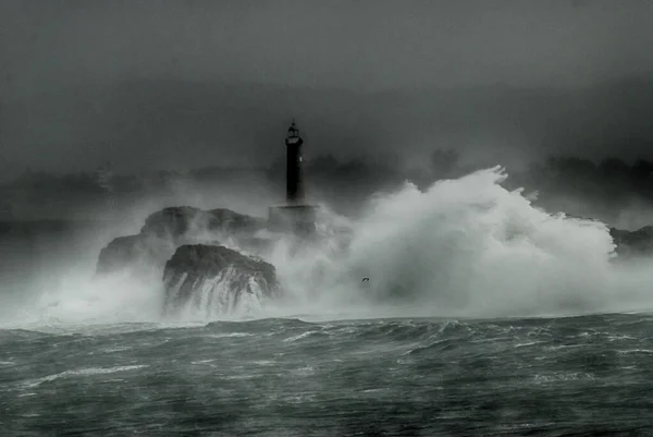 Onde Giganti Con Forza Del Mare Che Salta Isola Faro — Foto Stock