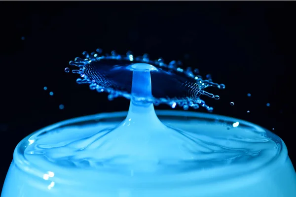 Egy Közeli Felvétel Egy Csepp Vízről Ami Lezuhan — Stock Fotó