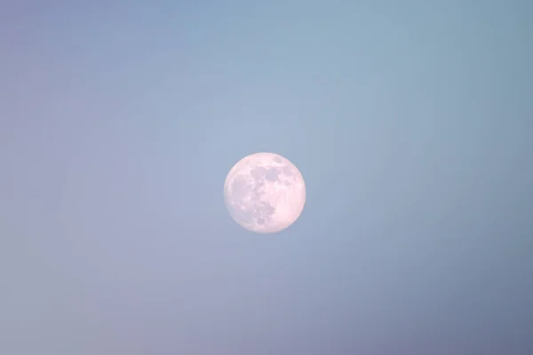 Прекрасний Знімок Повного Місяця Блакитному Небі — стокове фото
