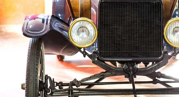 Egy Régi Vintage Autó Kerek Fényszórókkal — Stock Fotó