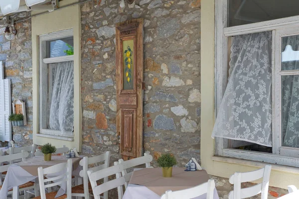 伝統的なギリシャの居酒屋 エーゲ海の島で ギリシャのスキアトス島 — ストック写真