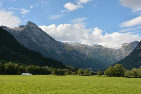 Eine Schöne Aufnahme Von Den Bergen Des Fjaerlands Norwegen — Stockfoto