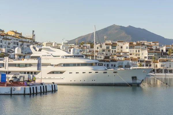 マルベージャ スペイン 2021年1月21日 プエルトバヌス 高級マリーナ ヌエバ アンダルシアの港 ヨット コンチャ山の後ろ マルベージャ — ストック写真