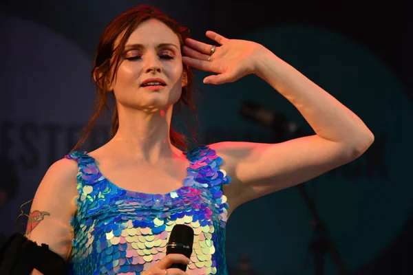 Bath United Kingdom Ingdom Jun 2021 Sophie Ellis Bextor在英国巴斯维多利亚公园的Pub音乐节上表演 2021年6月19日 — 图库照片