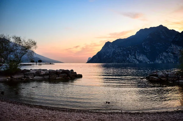 Manzara Fotoğrafı Plaj Koyundan Güney Garda Gölüne Akşam Manzarası Dağlar — Stok fotoğraf