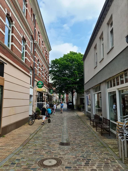 Neumnster ドイツ 2021年6月26日 ノイムンスターにカフェがある小さな道を見る — ストック写真