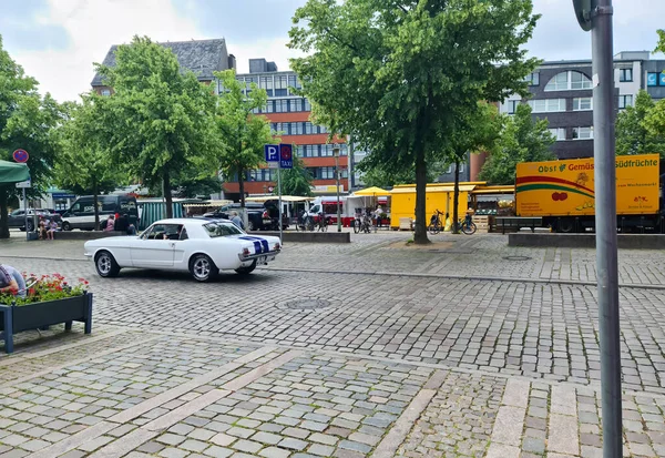 Neumnster Deutschland Juni 2021 Marktplatz Mit Ford Mustang Vor Marktständen — Stockfoto