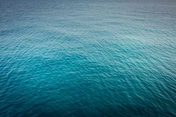 Бирюзовая Голубая Вода Моря — стоковое фото