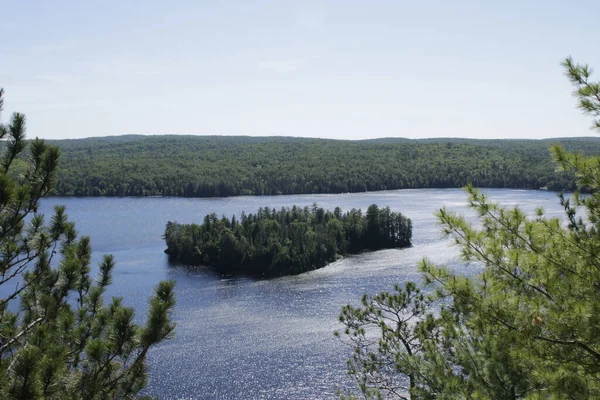 Lac Une Rivière Bleu Entouré Forêts Denses Vertes Dans Parc — Photo