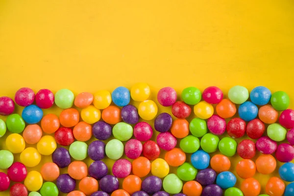 Close Balas Coloridas Redondas Isoladas Uma Mesa Amarela Com Espaço — Fotografia de Stock