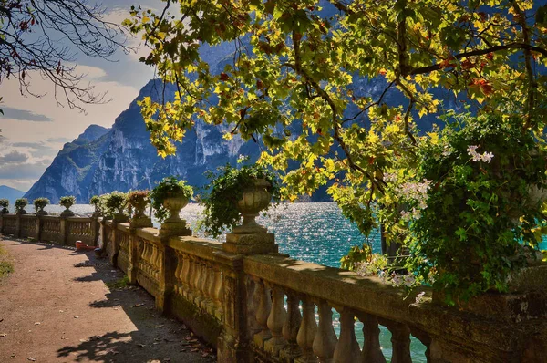 Landskap Foto Staden Riva Del Garda Strandpromenad Park Sjö Blått — Stockfoto