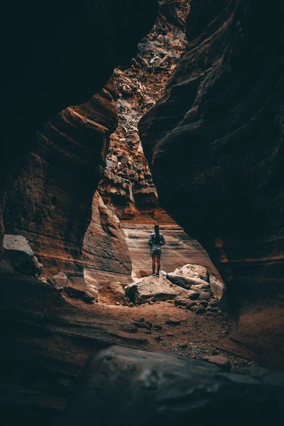 Vue Arrière Une Femme Debout Sur Rocher Intérieur Une Grotte — Photo