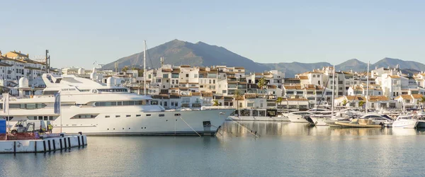 スペイン 2021年1月21日 プエルト バヌス 高級マリーナ ヌエバ アンダルシア州の港 ヨットと コンチャ山の後ろ マルベージャ — ストック写真