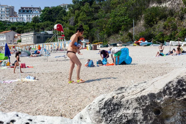 Numana イタリア 2021年6月1日 イタリアの地元の観光客は アドリア海での距離のルールに従って夏にそれほど混雑したビーチを楽しんでいません — ストック写真