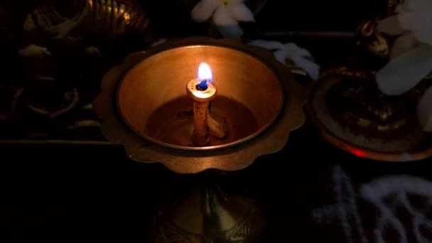 Close Uma Vela Queimando Pote Metal Mesa Quarto Escuro Tiro — Vídeo de Stock