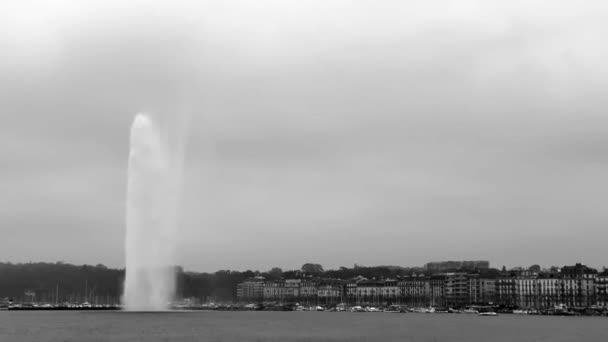 Záběry Jet Eau Fountain Geneva City Oblačném Podnebí Švýcarsku — Stock video