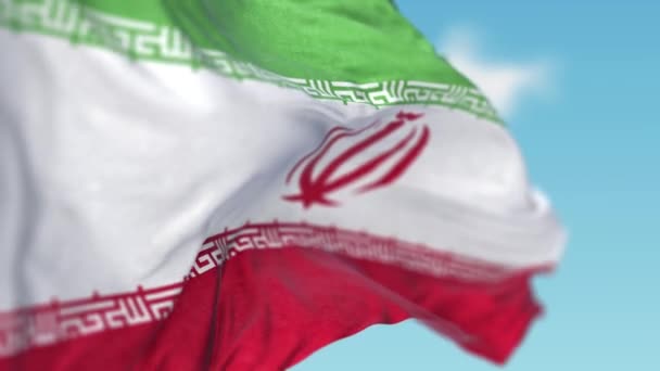 Národní Vlajka Íránu Vlajkovém Stožáru Vlnící Větru Pozadí Modré Oblohy — Stock video