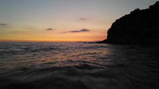 Uma Vista Hipnotizante Mar Rodeada Falésias Pôr Sol — Vídeo de Stock
