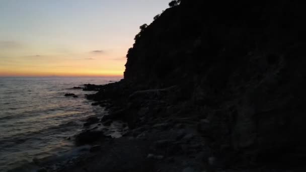 Uma Vista Hipnotizante Mar Rodeada Falésias Pôr Sol — Vídeo de Stock