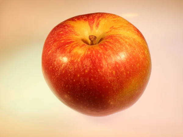 Ein Roter Gelber Apfel Isoliert Auf Weißem Hintergrund — Stockfoto