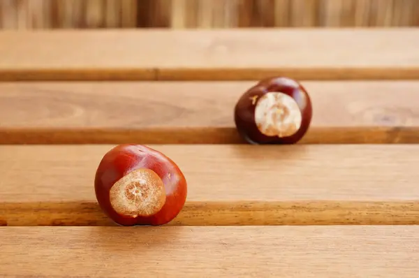 Close Castanhas Frescas Uma Superfície Madeira — Fotografia de Stock