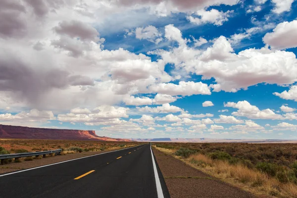 Een Snelweg Door Woestijnen Onder Bewolkte Lucht — Stockfoto