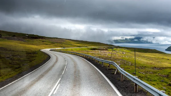 Uma Vista Panorâmica Uma Estrada Asfalto Para Ilhas Faroé Fundo — Fotografia de Stock