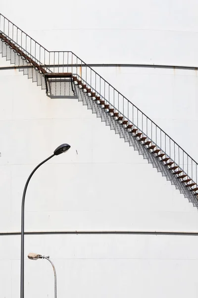 Lado Fora Escadas Lançar Uma Sombra Sobre Tanque Branco Duas — Fotografia de Stock
