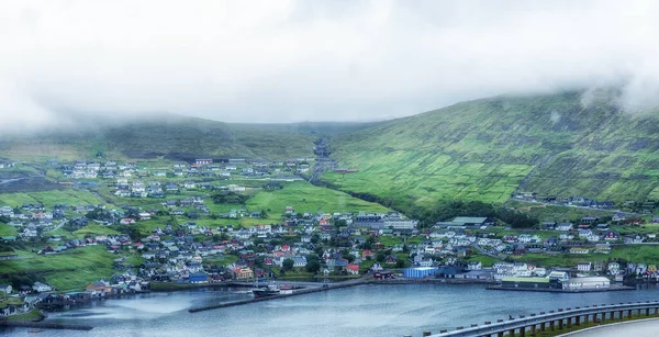 法罗群岛五彩斑斓的住宅和蓝色的湖景 — 图库照片