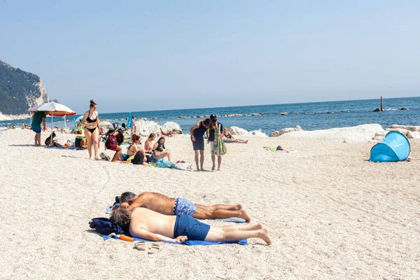 Numana イタリア 2021年6月1日 イタリア人 主に地元の観光客は アドリア海での距離のルールに従って夏にビーチを楽しむ — ストック写真