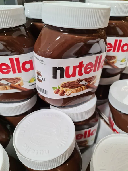 Hamburg Niemcy Cze 2021 Stos Szklanek Niemieckiej Firmy Nutella Supermarkecie — Zdjęcie stockowe