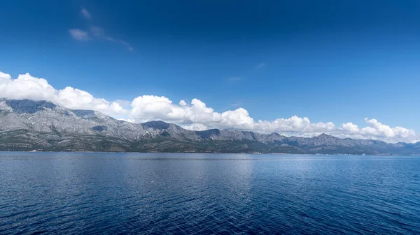 Uma Paisagem Marinha Hipnotizante Fundo Montanhas Sob Céu Azul Com — Fotografia de Stock