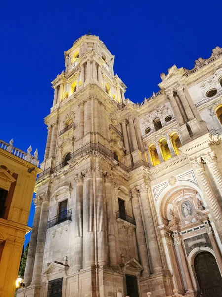 Una Toma Ángulo Bajo Catedral Encarnación Málaga España Por Noche —  Fotos de Stock