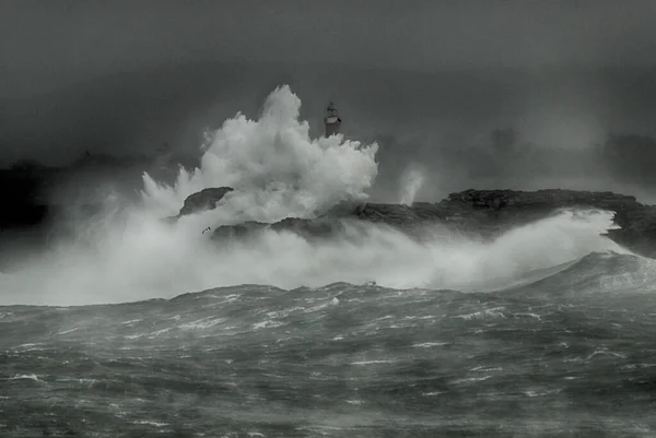 Onde Giganti Con Forza Del Mare Che Salta Isola Faro — Foto Stock