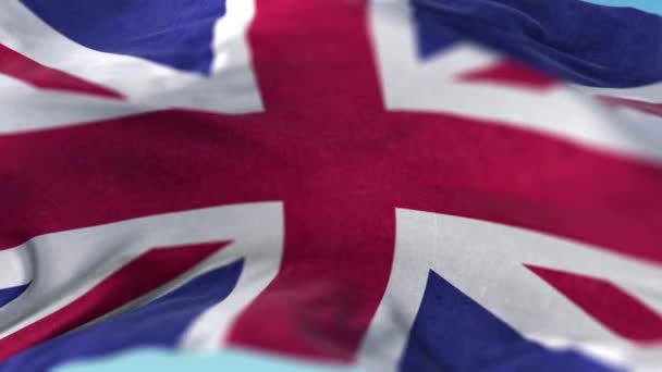 Birleşik Krallık Bayrağı Mavi Arka Planda Rüzgarda Dalgalanan Bayrak Direğinde — Stok video