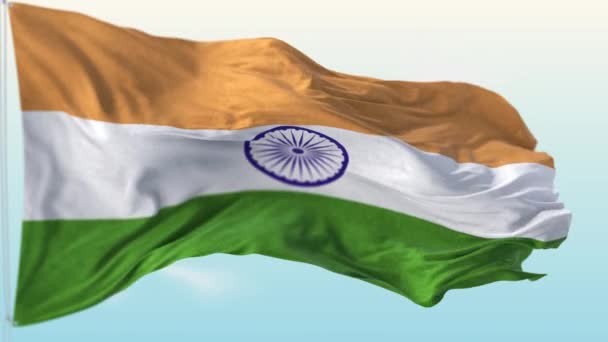 Nationalflagge Indiens Auf Fahnenmast Weht Wind Vor Blauem Himmel — Stockvideo