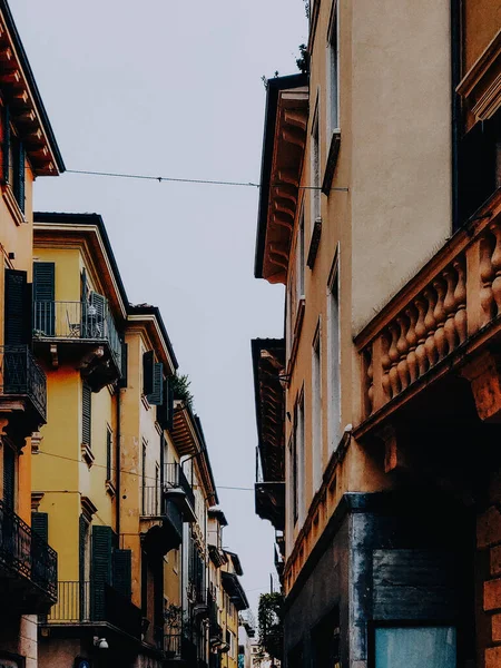 Uma Vista Para Edifícios Europeus Coloridos Três Andares Com Varandas — Fotografia de Stock