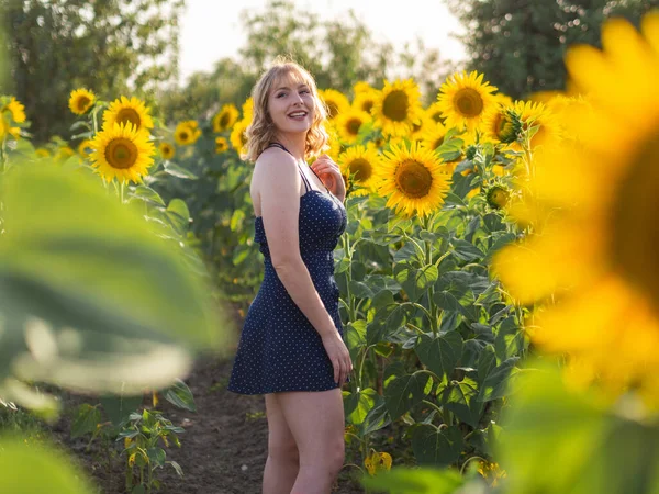Vacker Ung Leende Kvinna Som Poserar Ett Solrosfält — Stockfoto